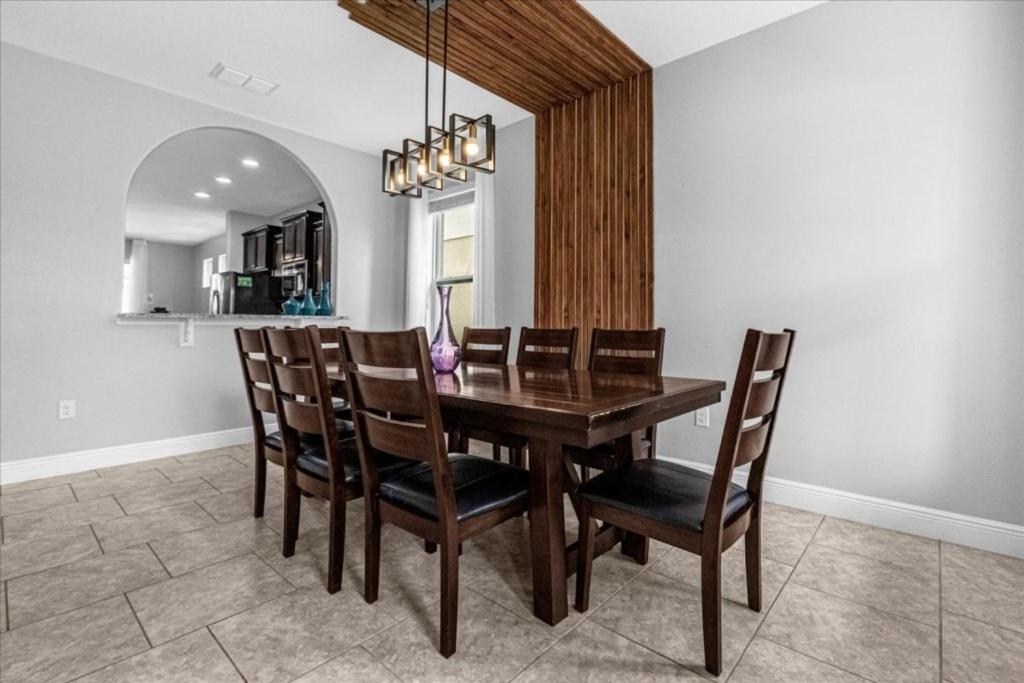 5 Bedrooms - 4 Bathrooms - Solterra 5357 Oa image
