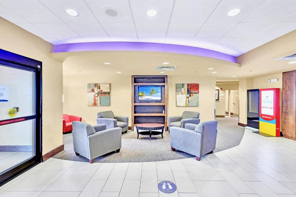 Condo Near Universal Studio Apartment with Pool - Tap to explore photos