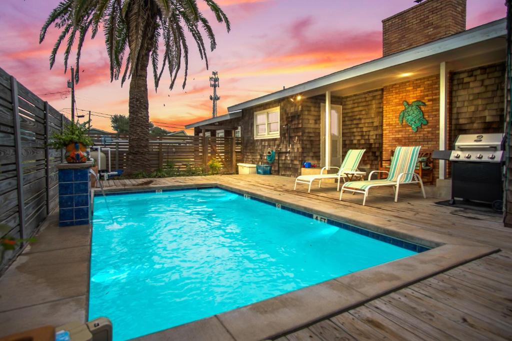 Oleander House - Pet Friendly! Private Pool! image