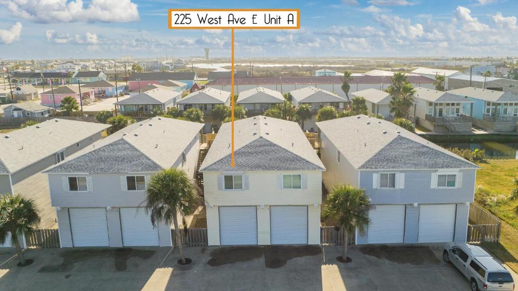 The Sandbar - Pet Friendly! Overlooking Community Pool! image