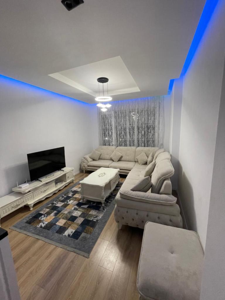 Guest House White Crown