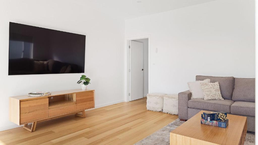 Hideaway 1, 3 Lillian St - stunning water views photo 4
