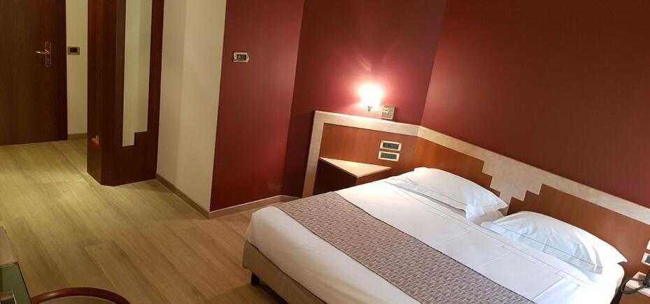 Hotel Astra Ferrara - Tap to explore photos