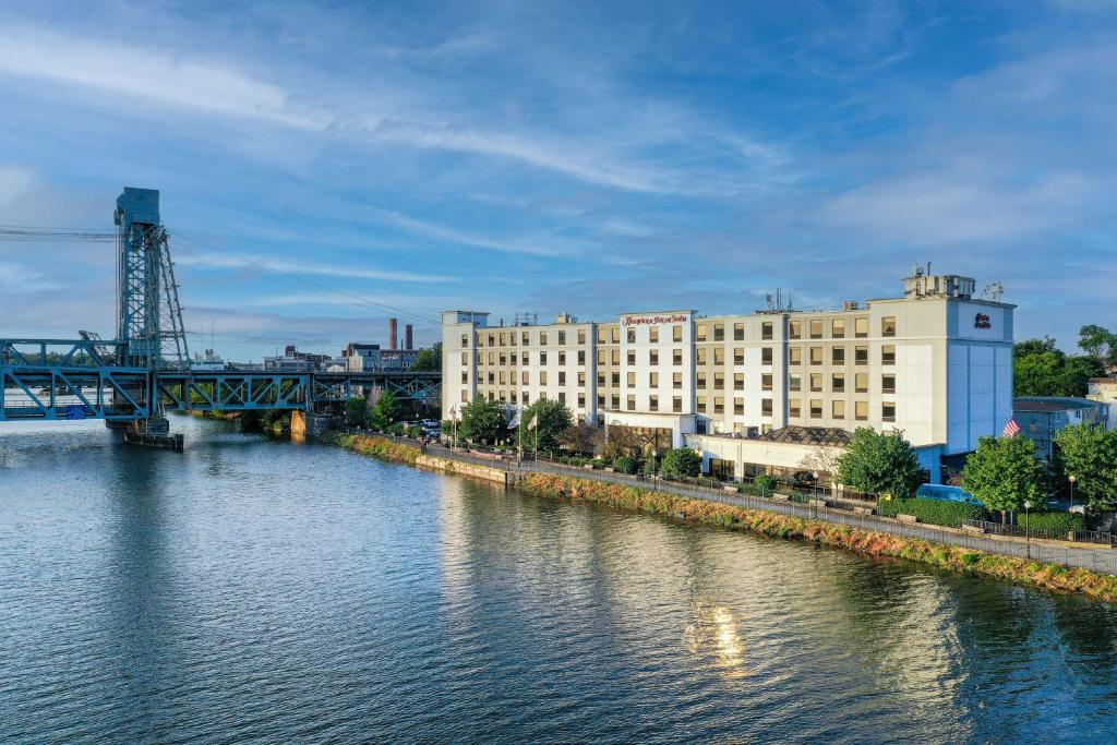 Hampton Inn & Suites Newark-Harrison-Riverwalk image