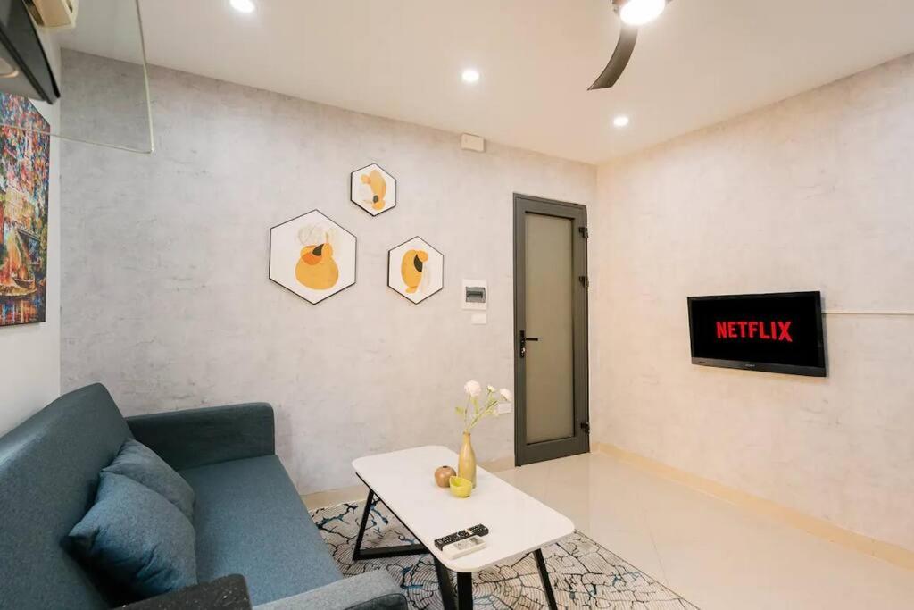 OldQuarter, Balcony, Peaceful, Netflix