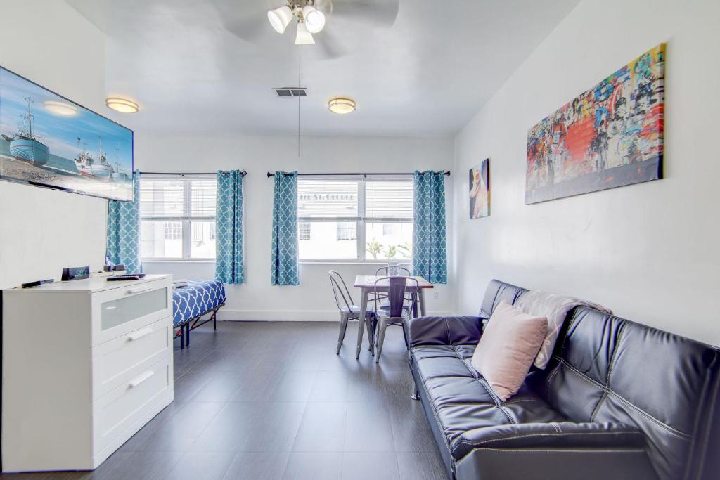 Chic Large Studio Apt Near Ocean Drive South Beach image