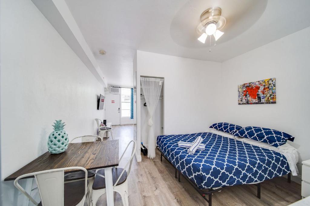 Steps 2 Beach, Ocean Drive Deco Apt w/2 Queen Beds image