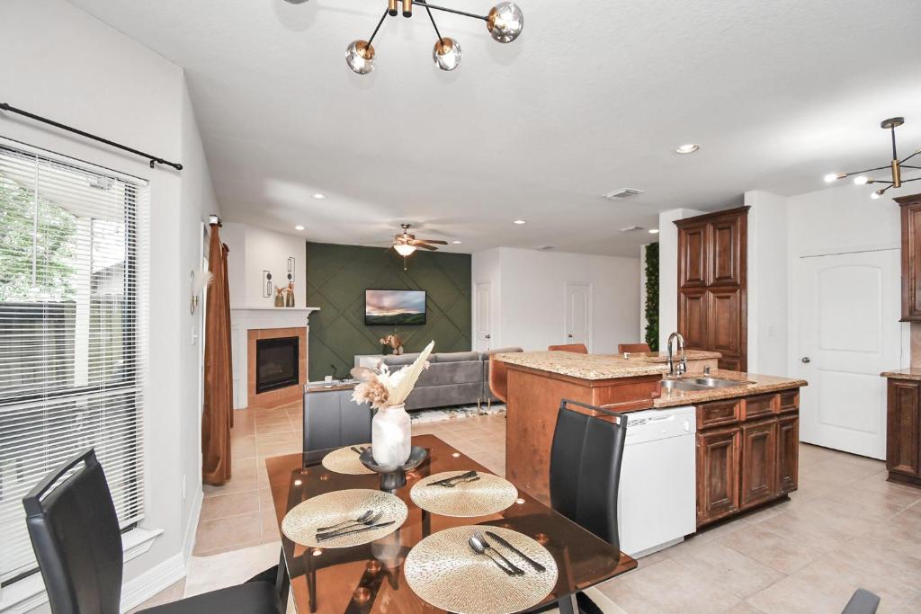 East Downtown 3BR House - Tap to explore photos