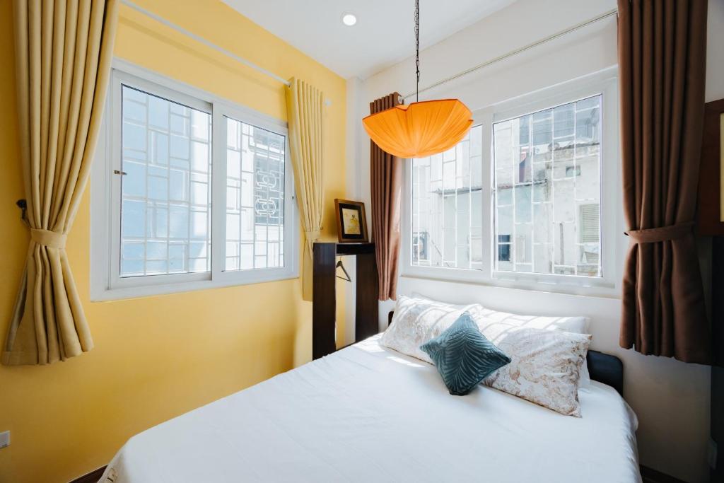 Center, natural light, fully equipped modern