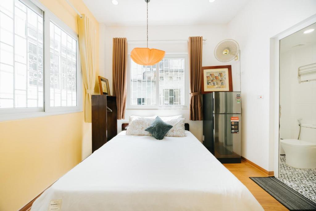 Center, natural light, fully equipped modern