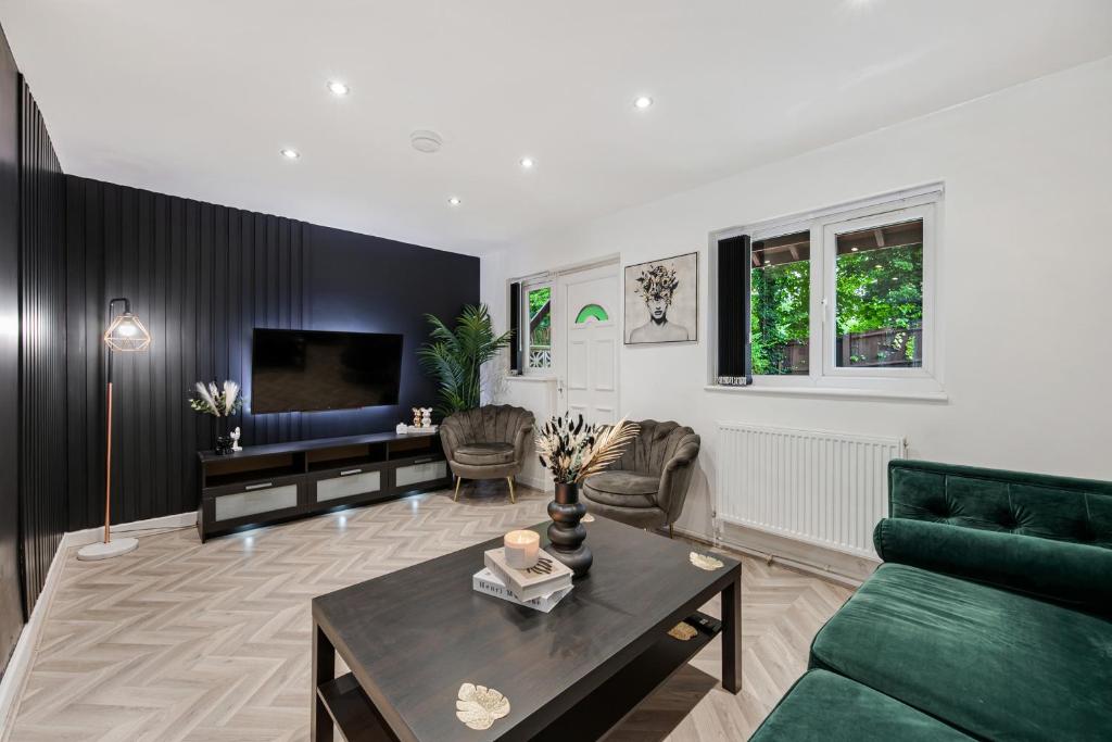Luxury City Centre Home with Free Parking - Tap to explore photos