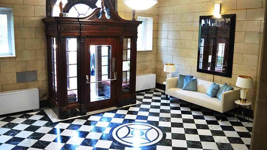 Landing at 275 on the Park - Senate - 1 Bedroom in De Baliviere Place image