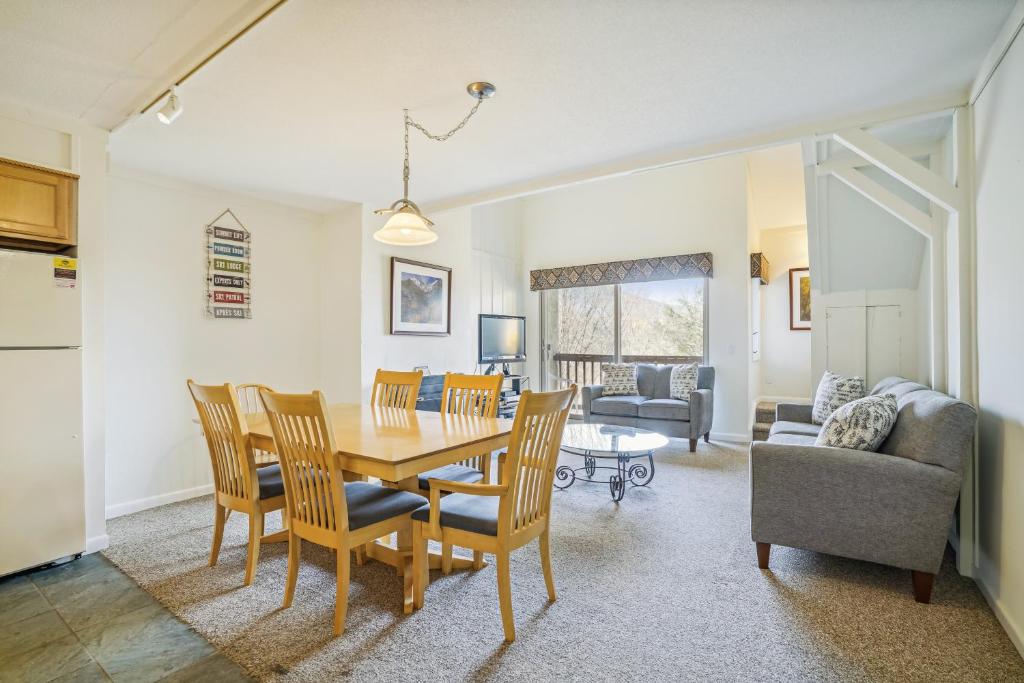 Three bedroom condo, Ski home Whiffletree E7 image
