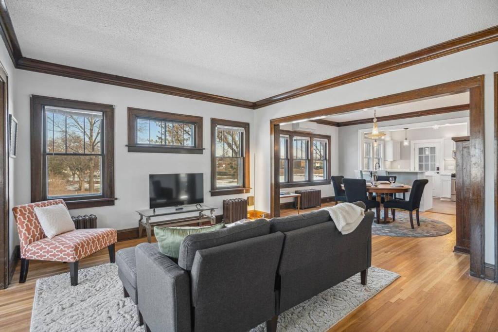 Garden Apt, Majestic MPLS Duplex image