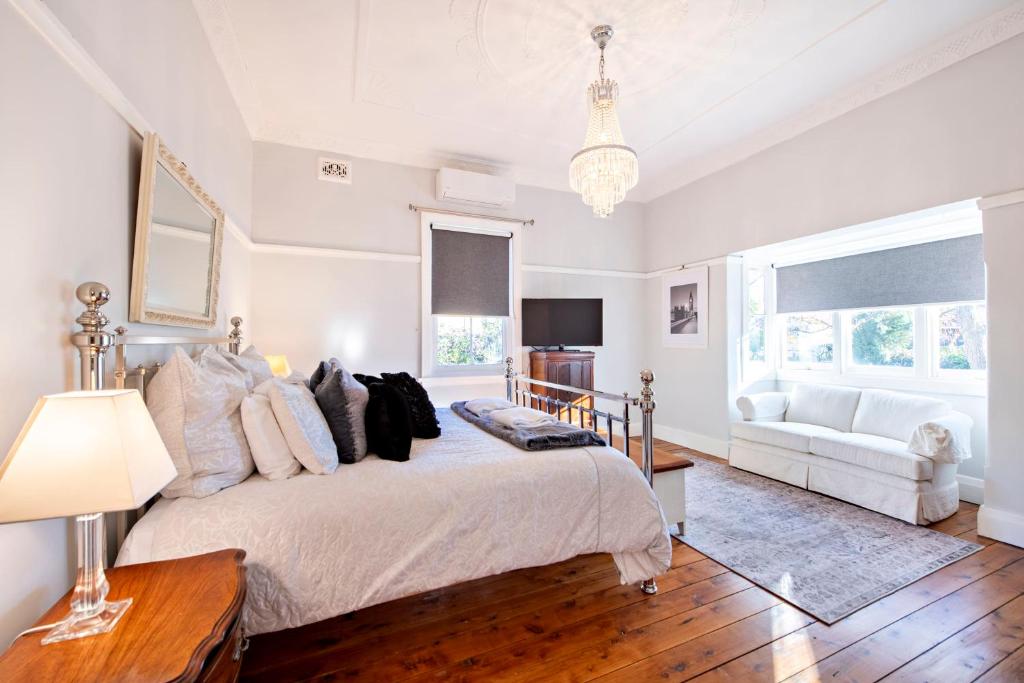 Kilbirnie - Stroll to CBD, Heritage, Sleeps 10 photo 2
