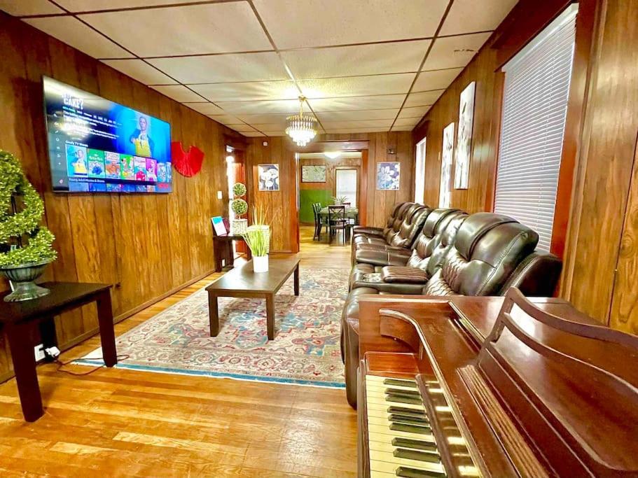 5 bedroom House King Beds 1 Bath 20 Min to Falls image