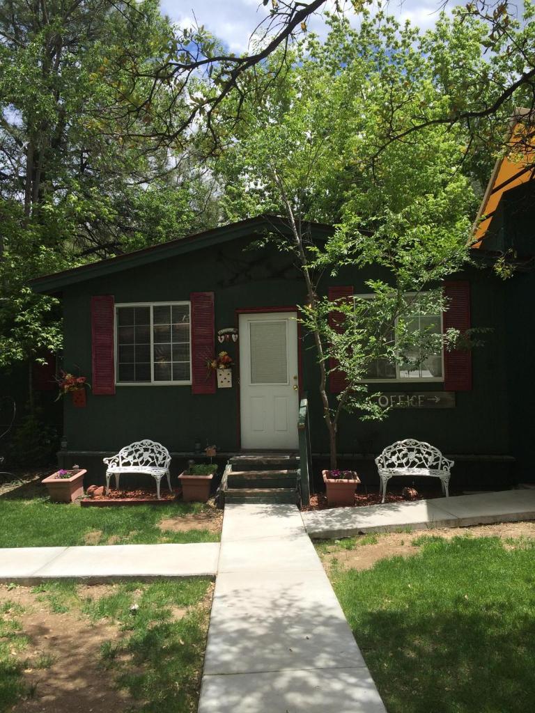 Apple Creek Cottages image