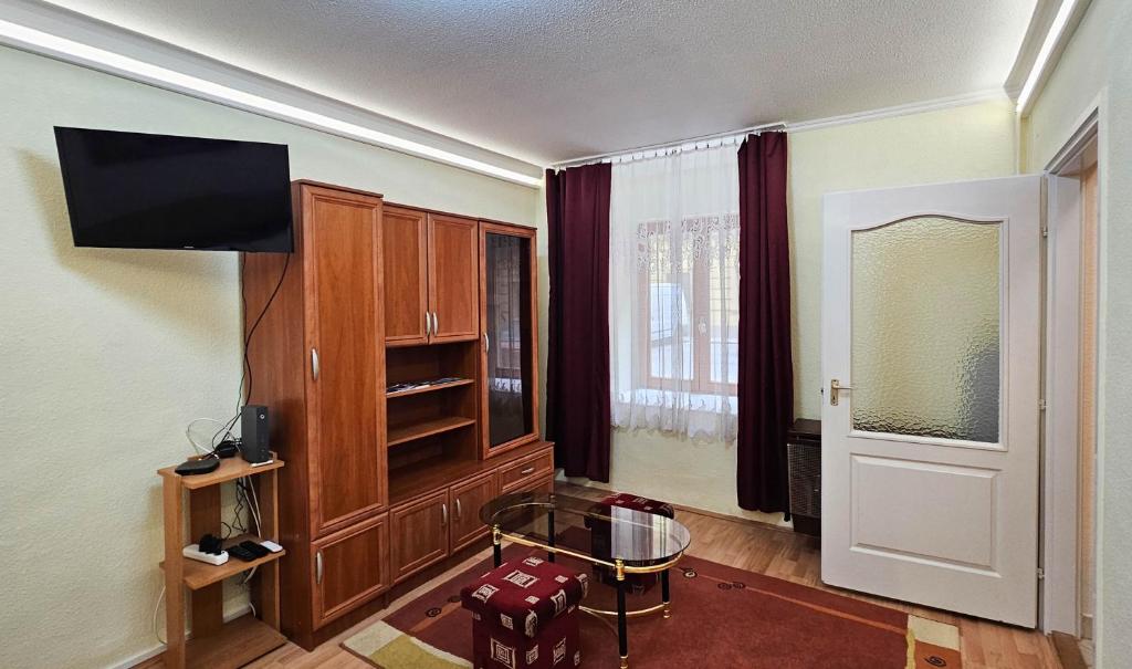Free Parking Synagogue Apartment - Tap to explore photos