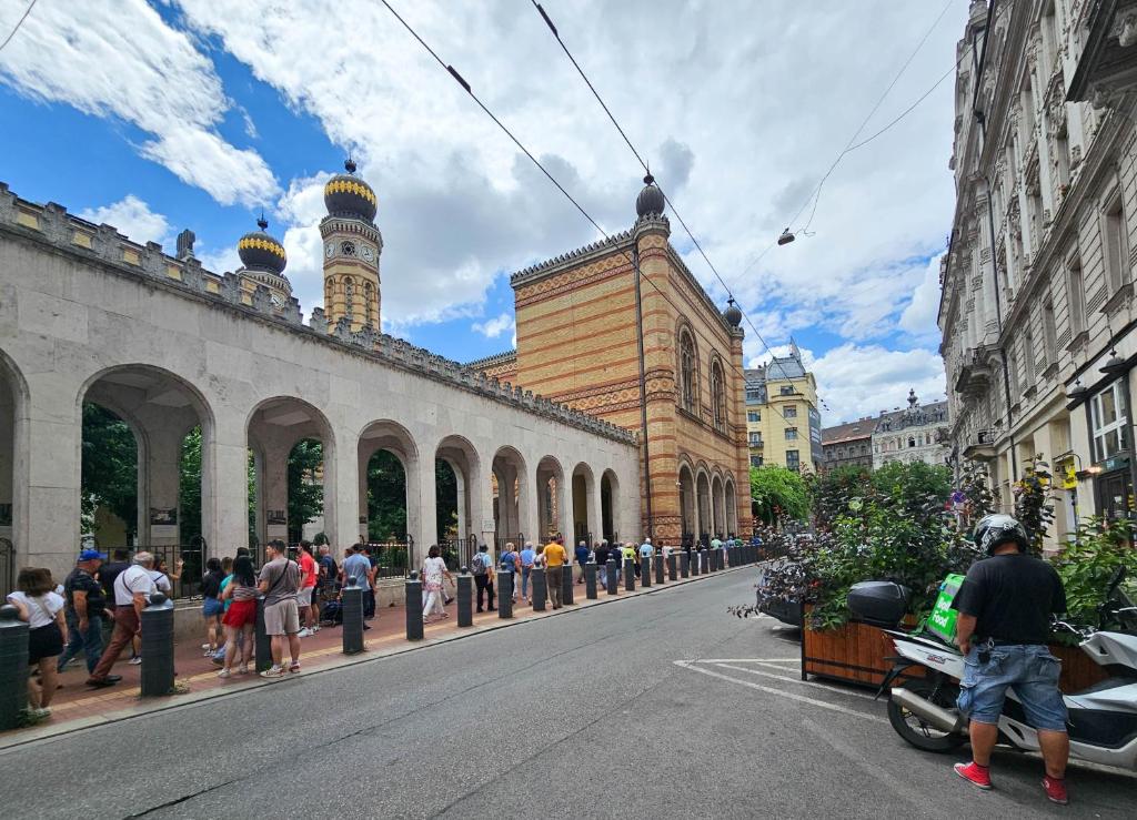 Free Parking Synagogue Apartment - Tap to explore photos
