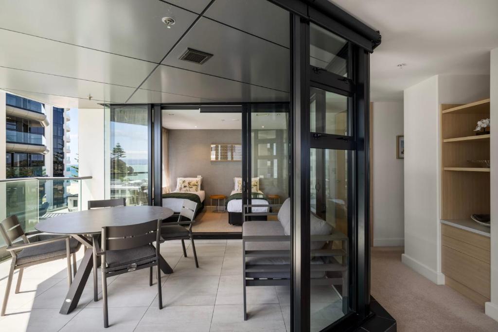Luxury Ocean & Harbour Views - Heated Pool, Main Beach & Gym - Tap to explore photos