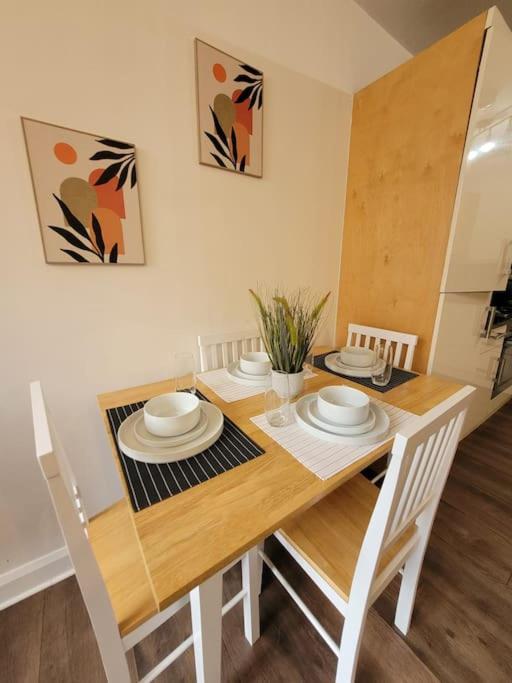 Spacious Leicester Apt with Free Parking, Sleeps 6 - Tap to explore photos