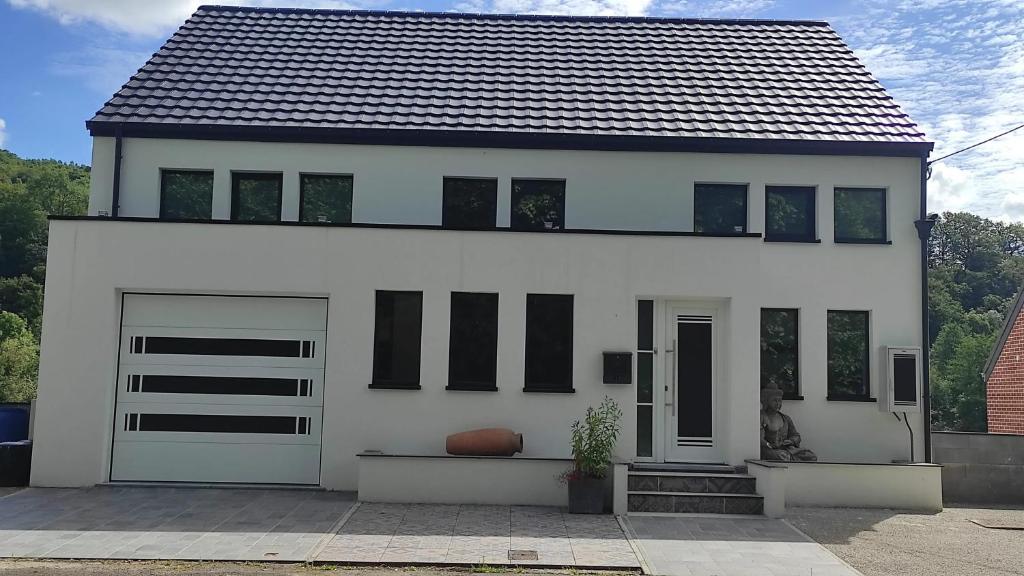 Charming Riverside House with Jacuzzi and Gym photo 4
