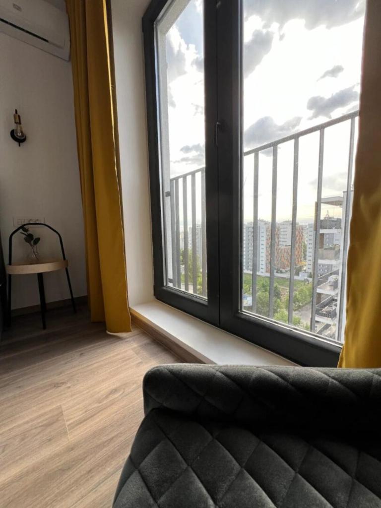 High-Rise Luxury Apartment with free parking - Tap to explore photos