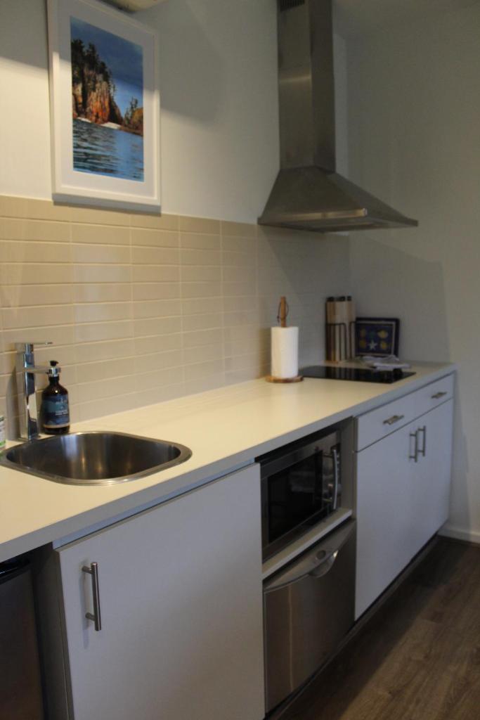 Coastal Cove Retreat - with heated pool near Hot Springs & Golf photo 4