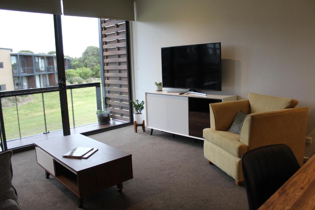 Coastal Cove Retreat - with heated pool near Hot Springs & Golf photo 3