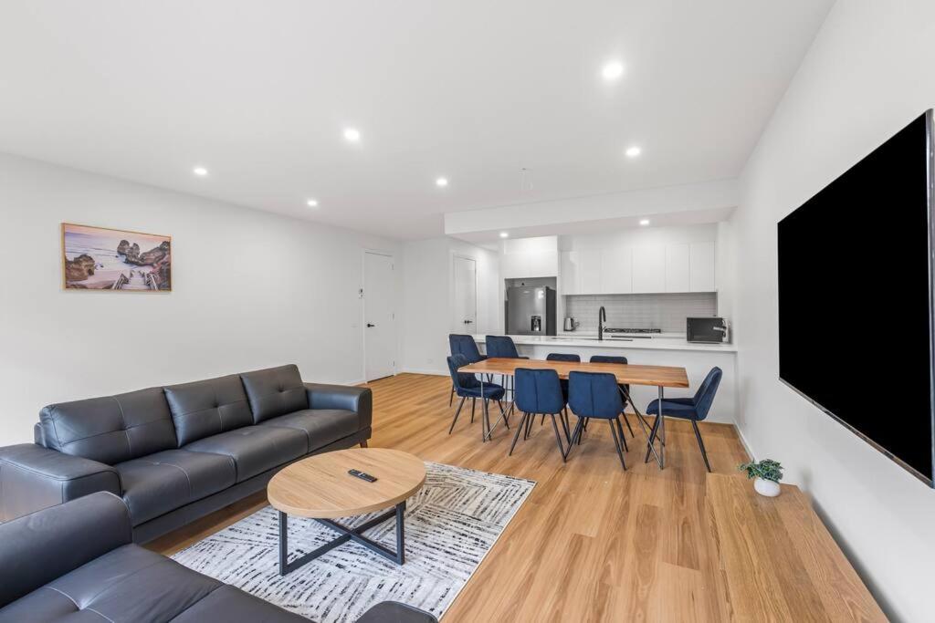 "Elegant Home in Highton with Stunning City Views" photo 1
