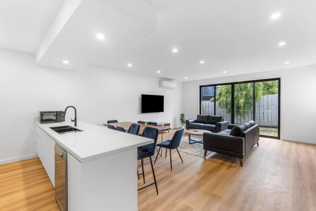 "Elegant Home in Highton with Stunning City Views" photo 4