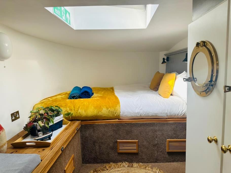 Unique Houseboat Experience I Central City Break - Tap to explore photos