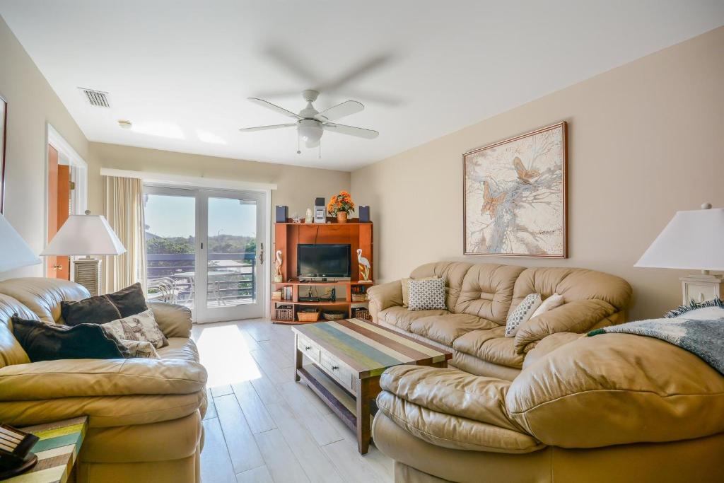 SC214-Tastefully decorated 3 bedroom 2 bath condo image