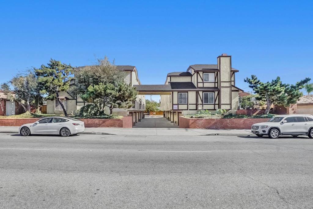 3BR/3BA Townhouse in El Monte image