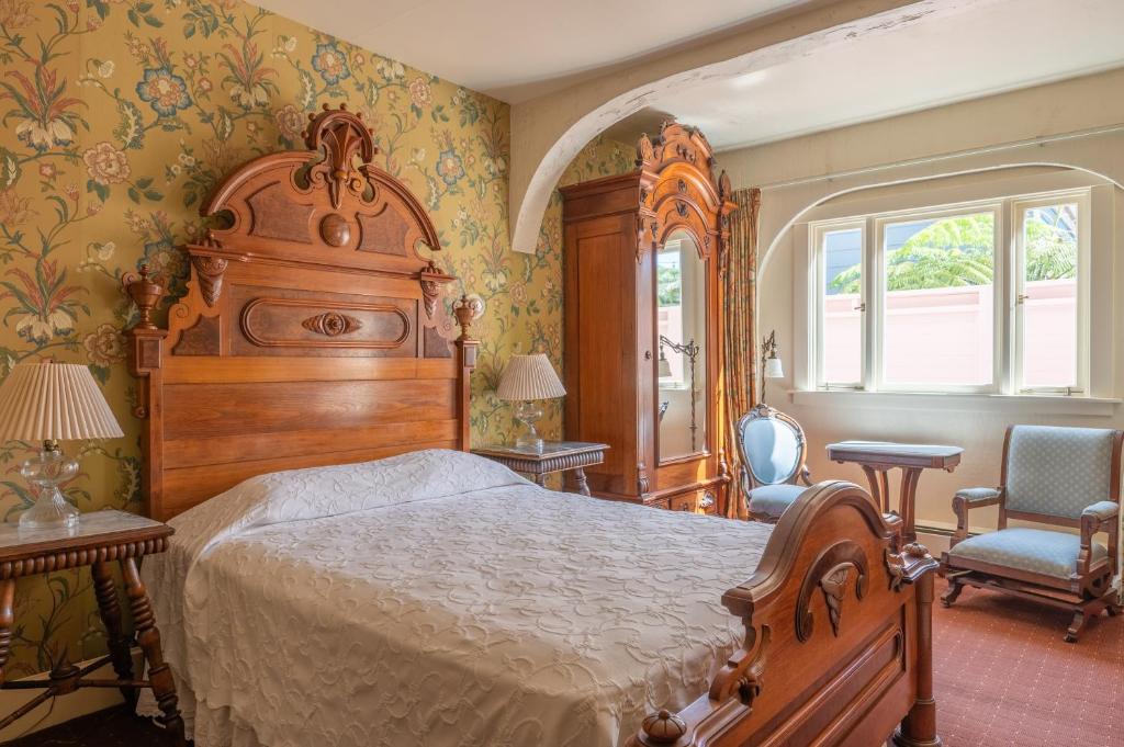 Martine Inn Room Type - Queen Room