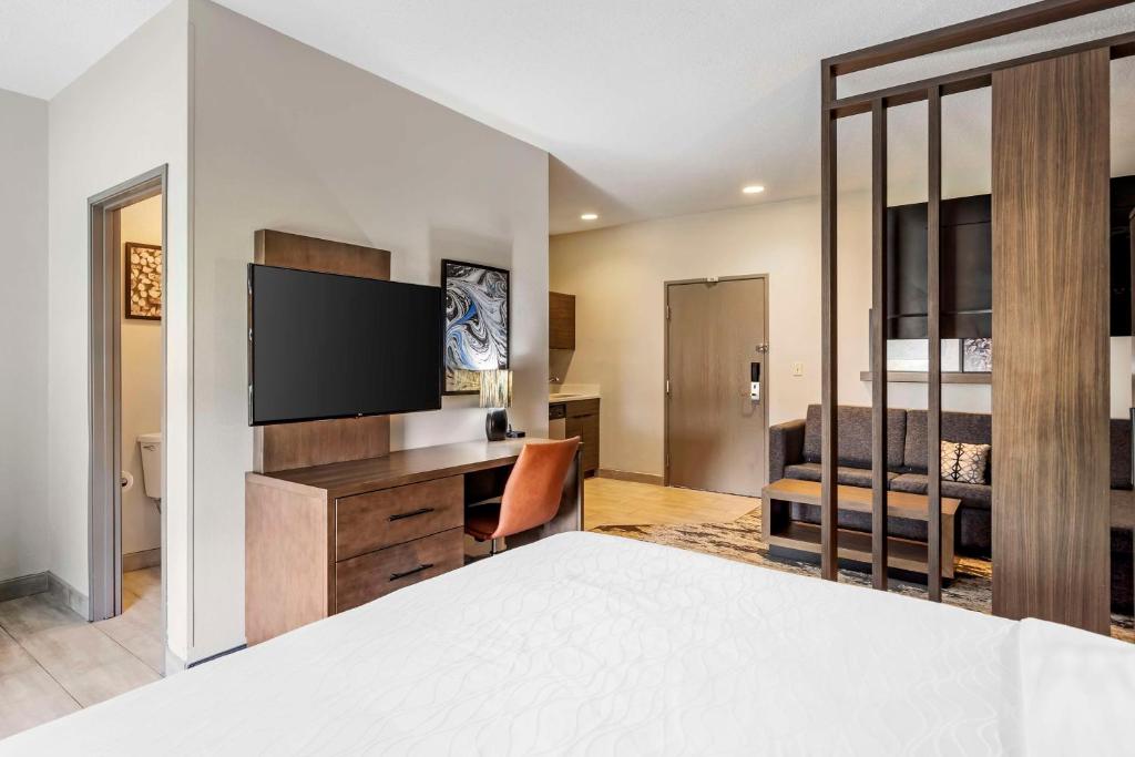 Best Western Plus Bourbonnais Hotel & Suites - Tap to explore photos