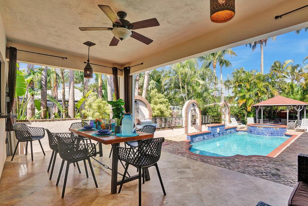 Magnificent Villa by Lake near Hollywood Beach image