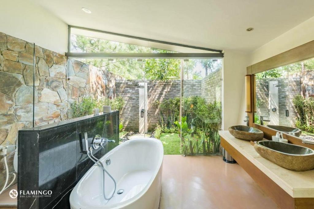 Flamingo Đại Lải Resort - Lake view villa