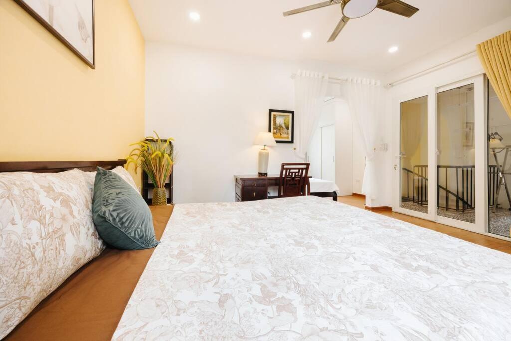 Entire big house w 5 beds w Center