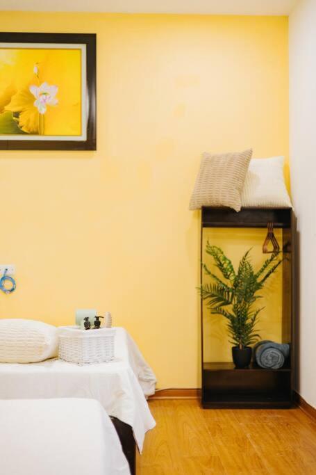 Entire big house w 5 beds w Center