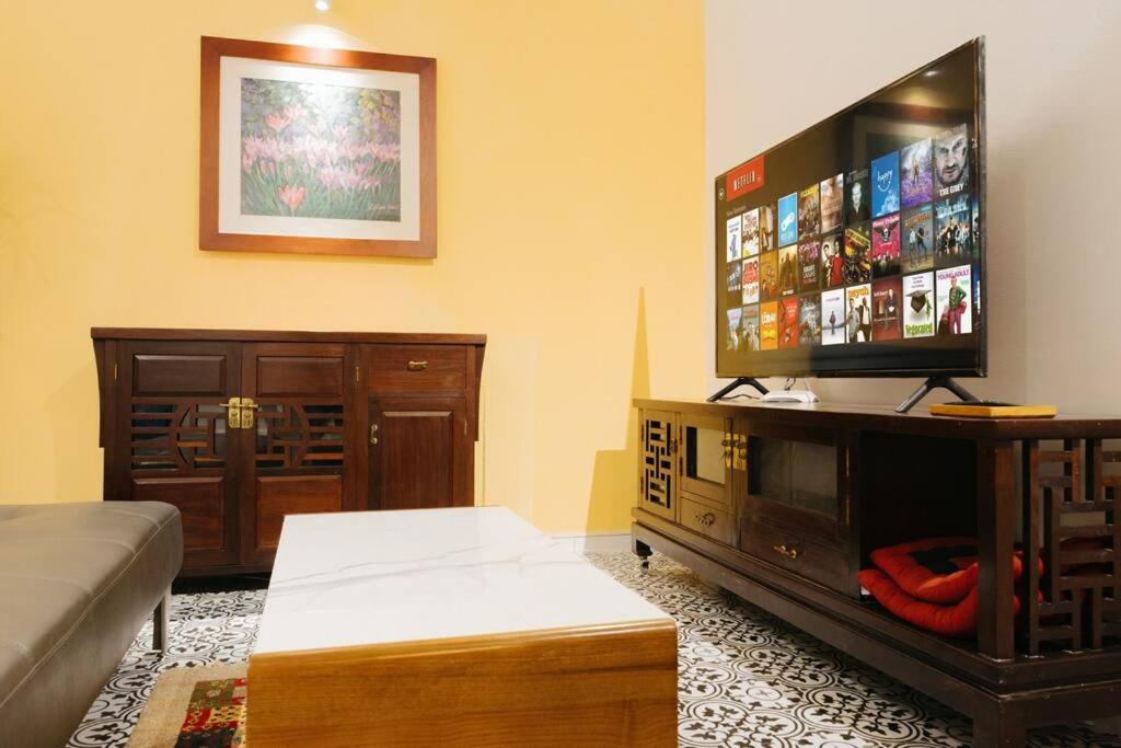 Entire big house w 5 beds w Center