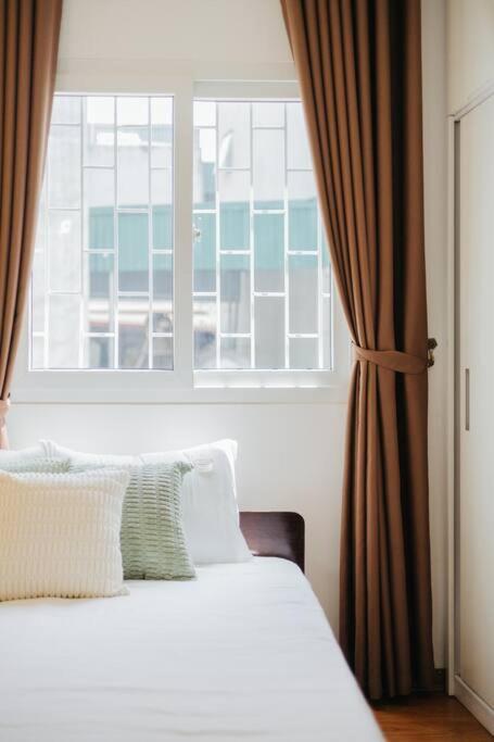 Entire big house w 5 beds w Center