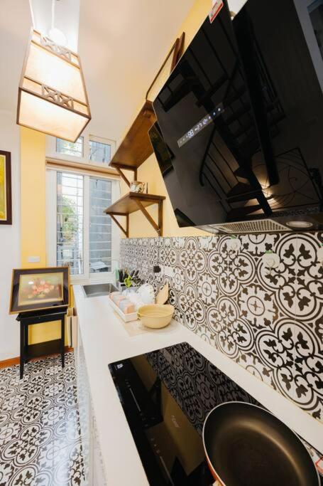 Entire big house w 5 beds w Center