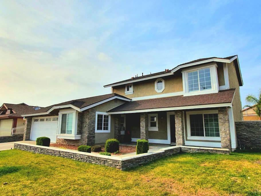 Fontana 4BR 3BA Pet Friendly Home image