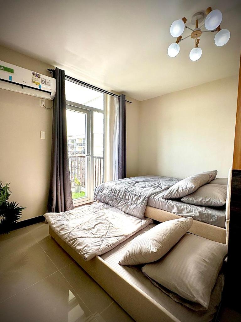 Luxurious Deluxe Apartment - EhubStay Mactan Cebu - Saekyung Condo Looc, Cebu City