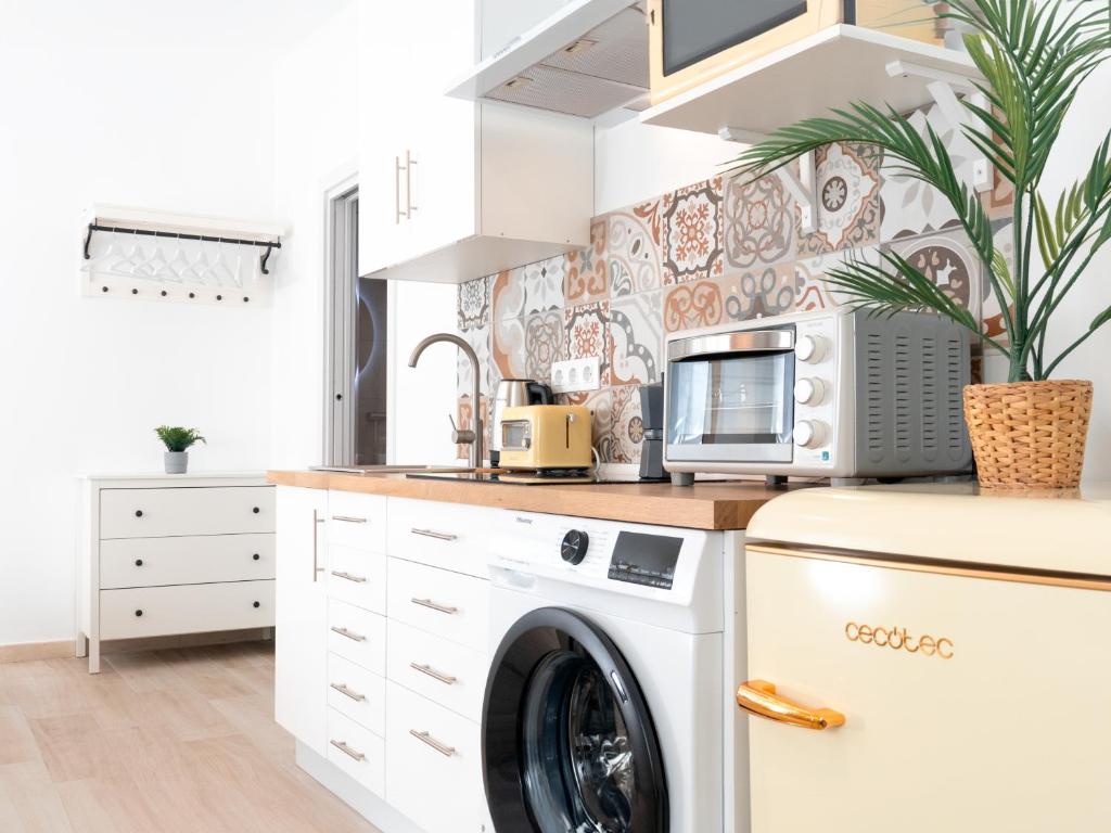 ISG Apartments Triana Jacuzzi 2 - Tap to explore photos