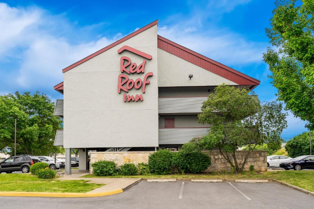 Red Roof Inn Allentown Airport image