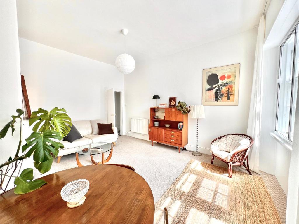 Bright Old Town City Centre Apartment - Tap to explore photos