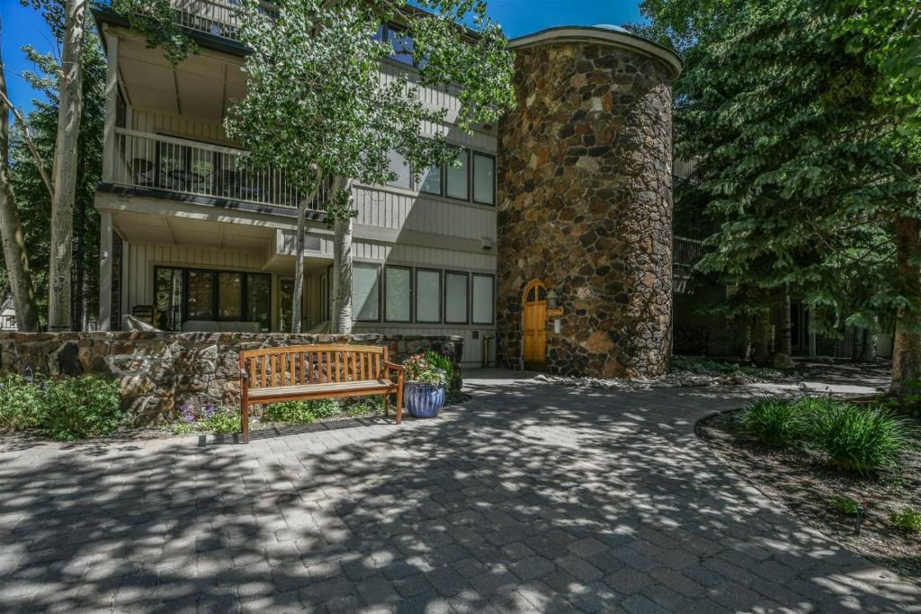 Ski In 2 Bedroom at Chateaux Dumont Keystone image
