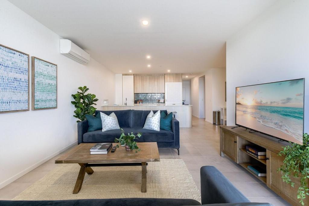 Stunning 3-Bed Unit with Bayside Views photo 1
